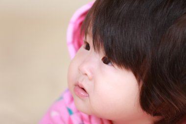 yatakta kız bebek