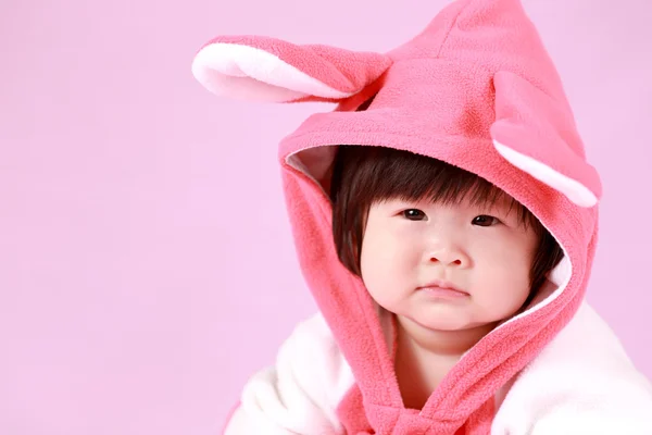 Bebé vestido con orejas de conejo de Pascua con zanahoria — Foto de Stock