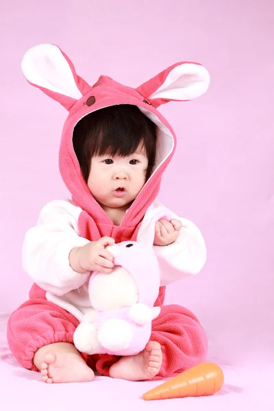 婴儿穿着复活节兔子耳朵与胡萝卜 — 图库照片