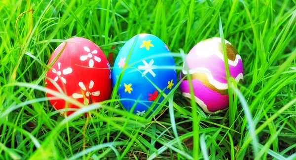 Huevos de Pascua sobre hierba verde —  Fotos de Stock