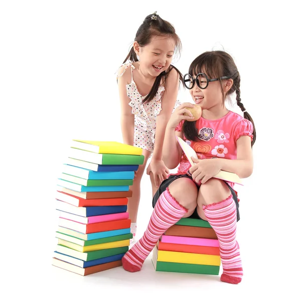 Två student liten asiatisk tjej läser boken — Stockfoto