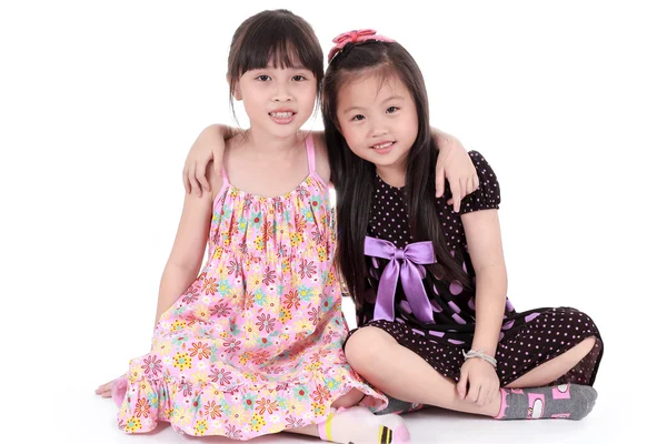 Duas meninas bonitas em um fundo branco — Fotografia de Stock