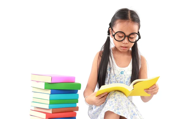 Estudante pouco asiático menina ler o livro — Fotografia de Stock