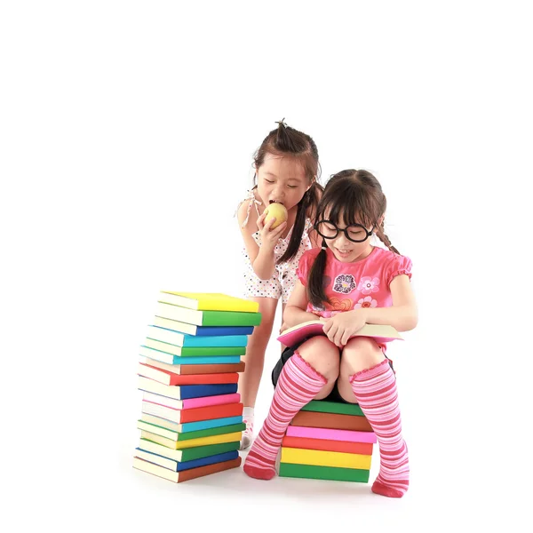 Dos estudiante poco asiático chica leyendo el libro — Foto de Stock