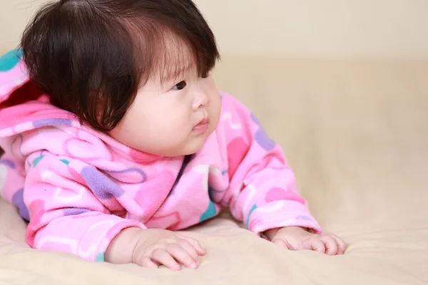 Meisje van de baby in het bed — Stockfoto