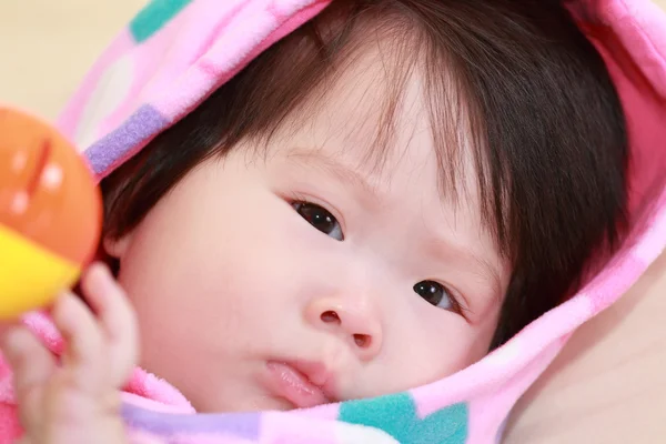 Yatakta kız bebek — Stok fotoğraf