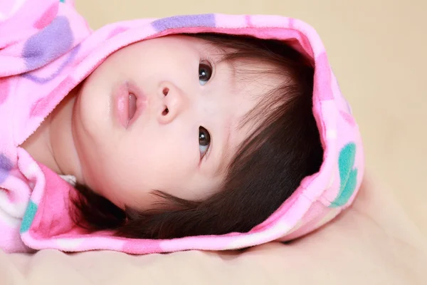 Meisje van de baby in het bed — Stockfoto