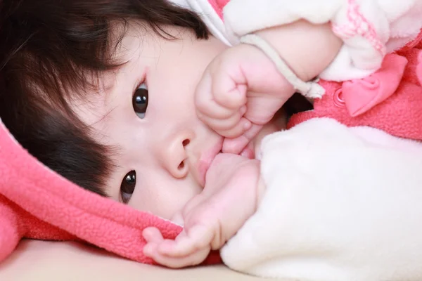 침대에서 여자 아기 — 스톡 사진
