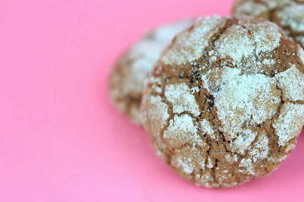 Cookie chocolate chip on pink background — Stock Photo, Image