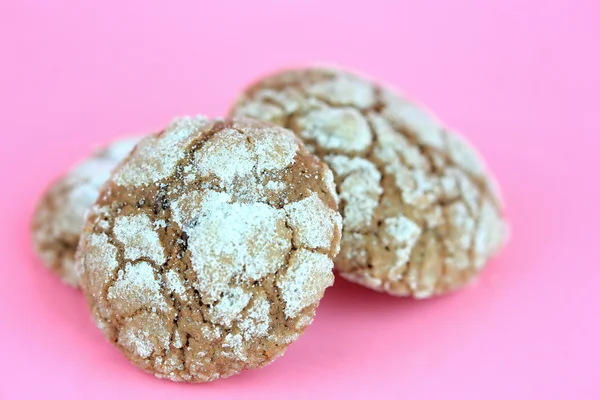 Cookie chocolate chip on pink background — Stock Photo, Image