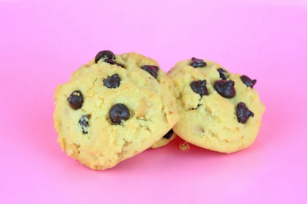 Chip de chocolate de galletas sobre fondo rosa — Foto de Stock