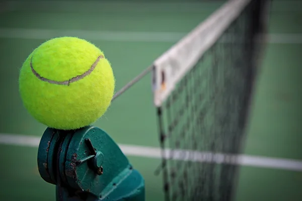 Tennis ball on a tennis court — Stock Photo, Image