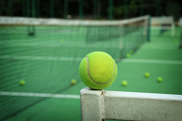 Tennisbal in net — Stockfoto