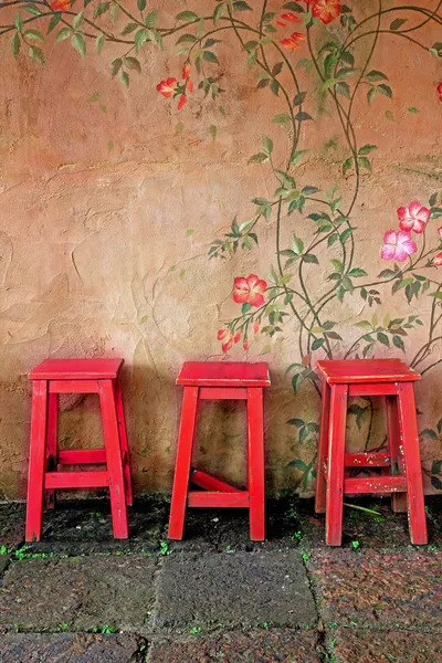 Staré vinobraní dřevěná židle a zeď — Stockfoto