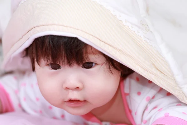 Meisje van de baby op het bed — Stockfoto