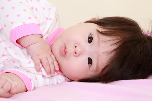 침대에 여자 아기 — 스톡 사진