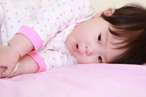Baby flicka på sängen — Stockfoto