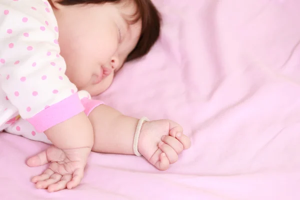 Bébé fille sur le lit — Photo