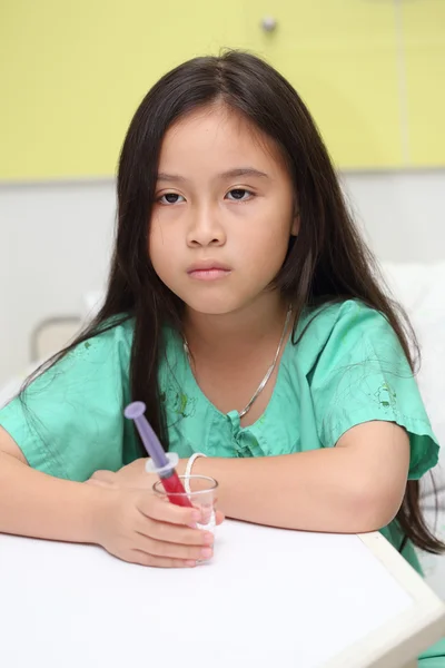 Krankes asiatisches kleines Mädchen im Krankenhaus — Stockfoto