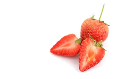 Beyaz arka plan üzerinde izole bal ile güzel çilek