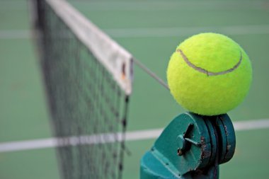 Tenis kortunda tenis topu