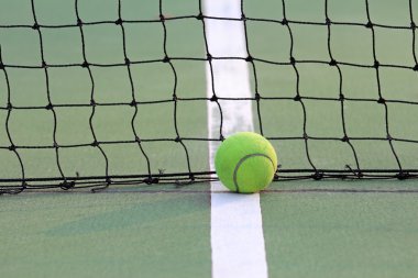 Tenis kortunda tenis topu