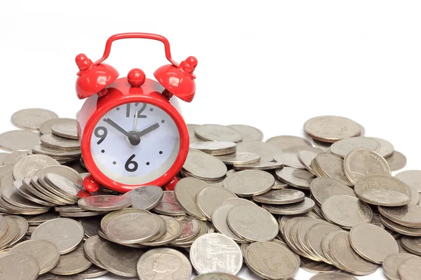 Alarme relógio vermelho com moedas no fundo branco, o tempo é dinheiro co — Fotografia de Stock
