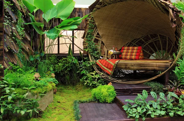 在花园的泰式风格的竹床 — 图库照片