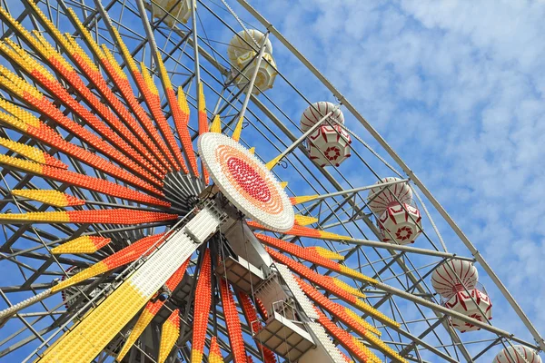 Roda gigante sob o céu azul — Fotografia de Stock