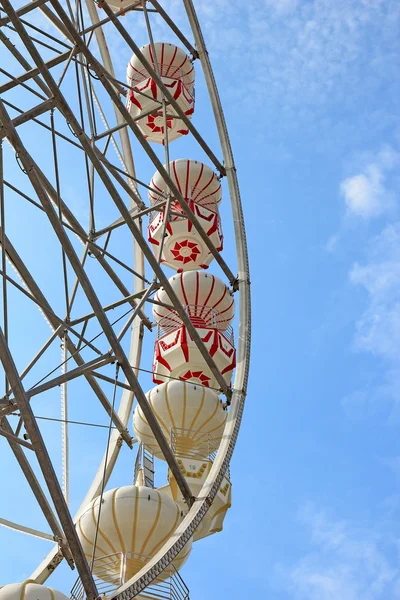 Reuzenrad onder de blauwe hemel — Stockfoto