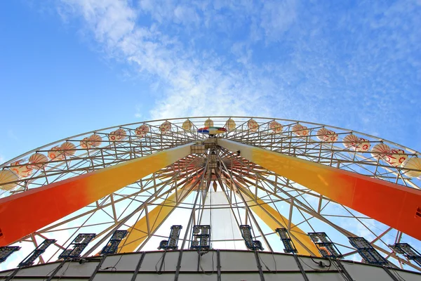 Roda gigante sob o céu azul — Fotografia de Stock