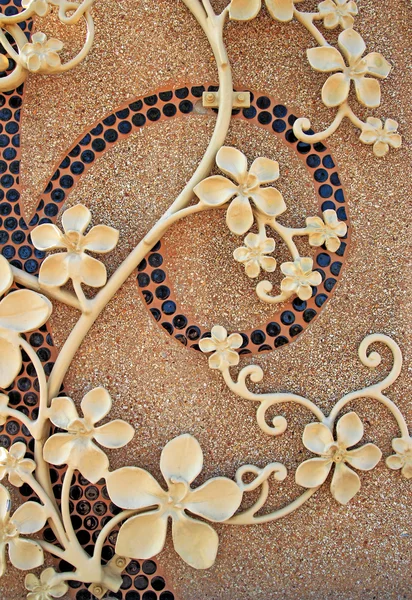 Taş arka plan dokusu üzerinde altın demir çiçek — Stok fotoğraf