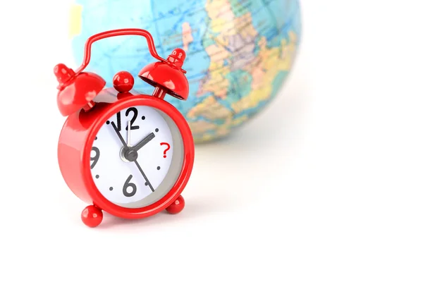 Relógio de alarme vermelho e hora mundial globo — Fotografia de Stock