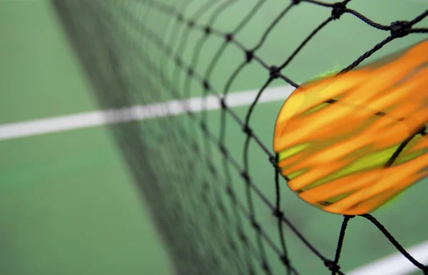 Bola de tênis queimando na rede — Fotografia de Stock