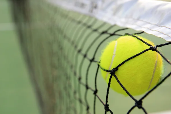 Tennisbal in net — Stockfoto