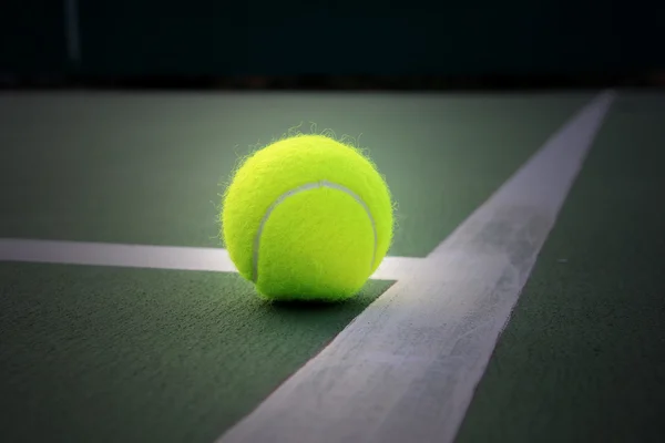 Pelota de tenis en pista de tenis —  Fotos de Stock