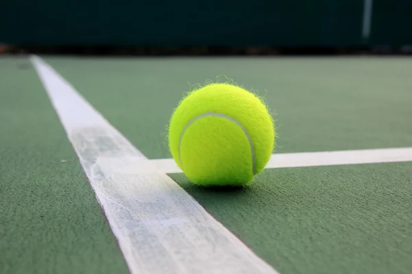 Palla da tennis sul campo da tennis — Foto Stock