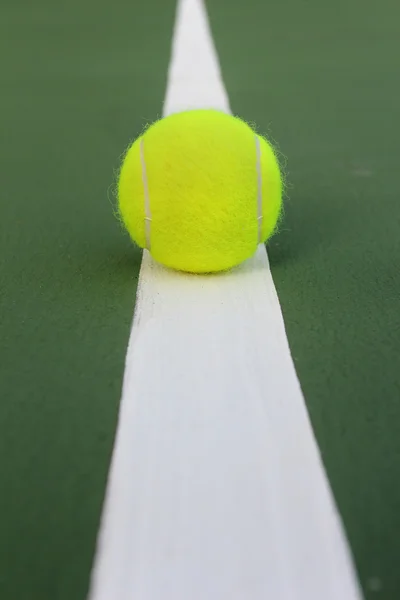 Tennisbal op Tennisbaan — Stockfoto