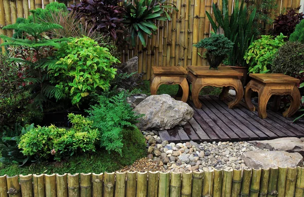 Bureau et chaise en bois dans le jardin — Photo