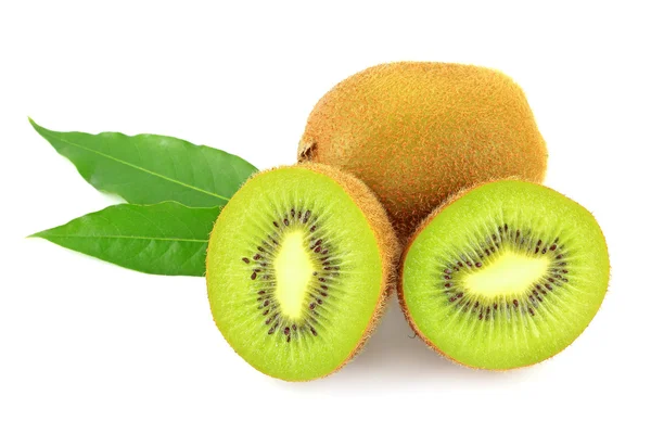 Kiwi frutas e folhas isoladas no fundo branco — Fotografia de Stock