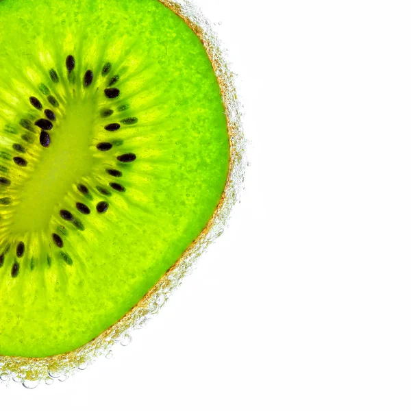 Kiwi en burbujas de agua aislado blanco backgroung — Foto de Stock