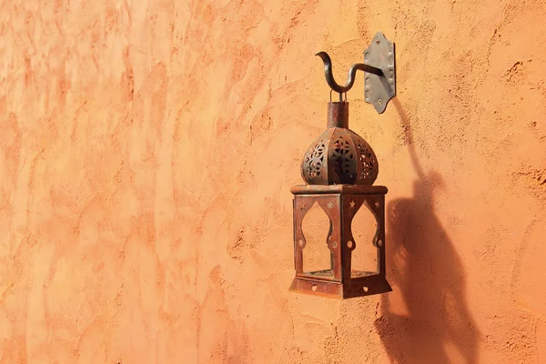 Old lamp on the wall — Stock Photo, Image