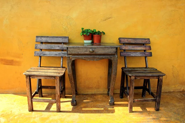 Vecchia sedia e tavolo vintage in legno — Foto Stock