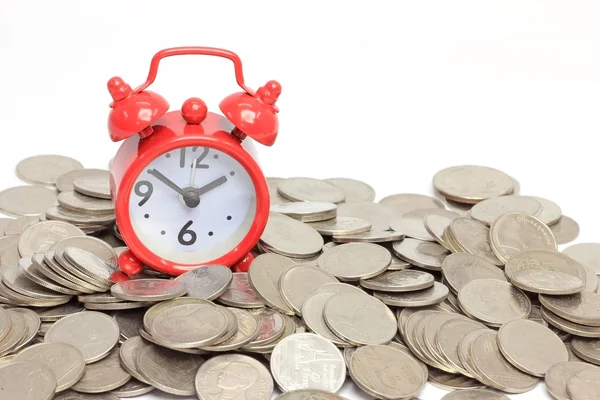 Rode klok verblijf op munten. tijd is geld begrip — Stockfoto