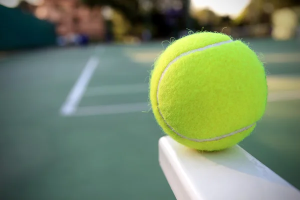 Tennis ball in tennis court — Stock Photo, Image