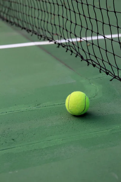 Piłka tenisowa na korcie tenisowym — Zdjęcie stockowe
