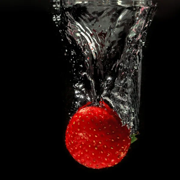 Fresa salpicando en el agua — Foto de Stock