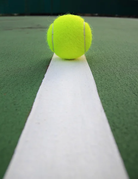Bola de tênis na quadra de tênis — Fotografia de Stock
