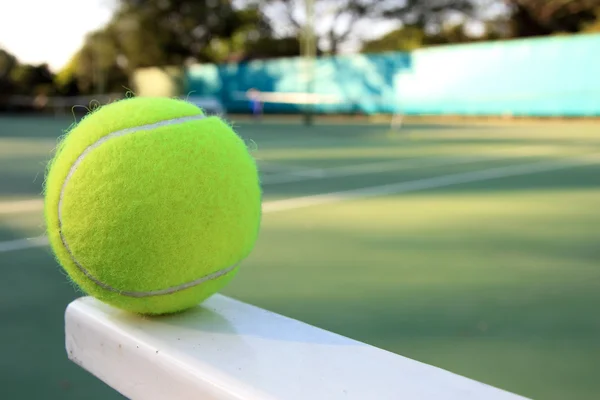 Piłki tenisowe z netto tło — Zdjęcie stockowe