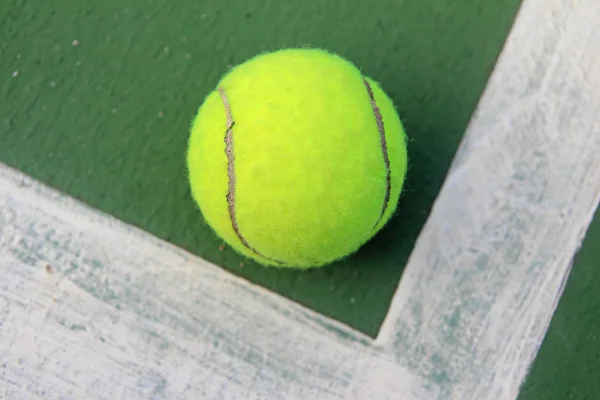 Tennis ball on a tennis court — Stock Photo, Image